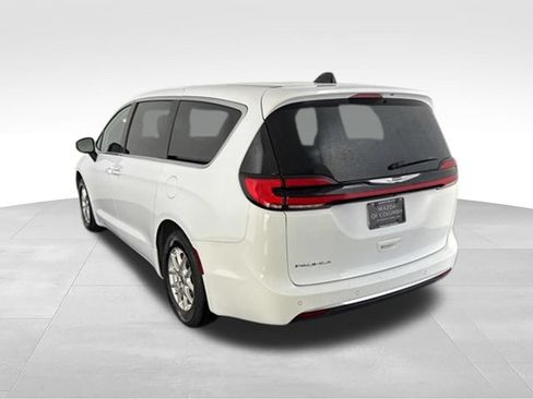 Used 2023 Chrysler Pacifica Touring-L FWD image 7