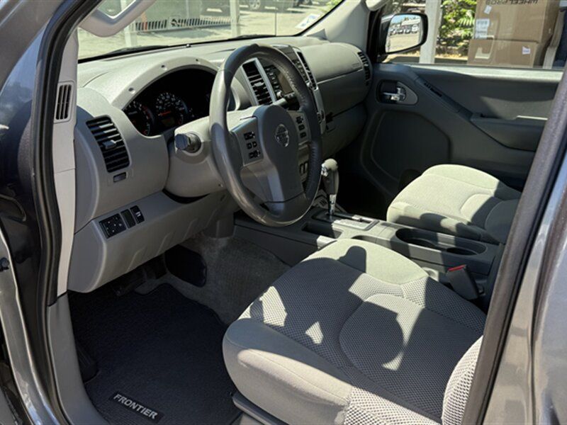 Used 2016 Nissan Frontier SV w/ SV Value Truck Package RWD image 5