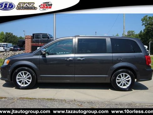 Used 2020 Dodge Grand Caravan SXT FWD image 3