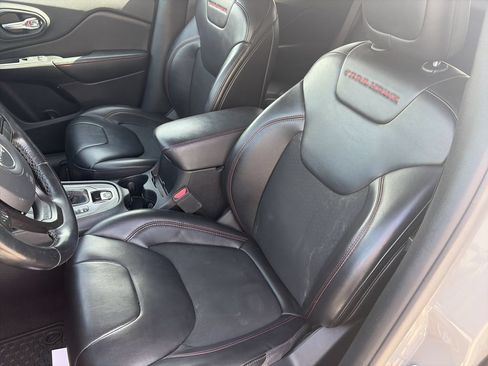 Used 2019 Jeep Cherokee Trailhawk w/ Cold Weather Group AWD/4WD image 12
