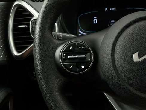 Used 2025 Kia Soul LX w/ LX Technology Package FWD image 30