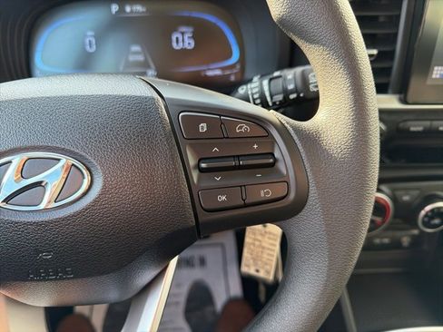 Certified 2025 Hyundai Venue SE image 18