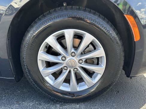 Used 2019 Chrysler Pacifica Touring-L FWD image 76