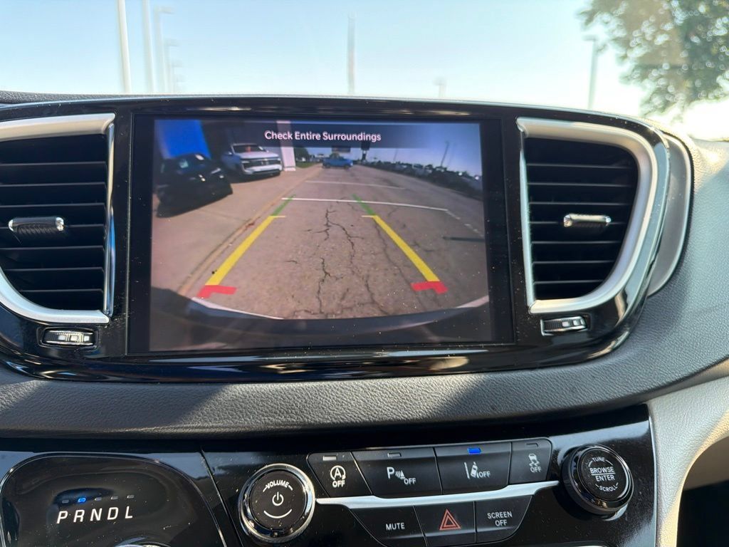 Used 2021 Chrysler Pacifica Touring-L FWD image 29