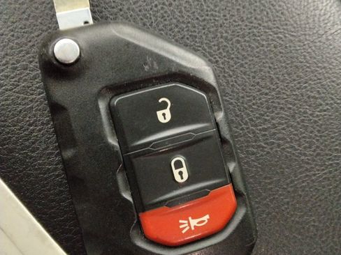 Used 2018 Jeep Wrangler Unlimited Sahara image 40