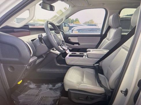 Used 2025 Ford Expedition Active image 24