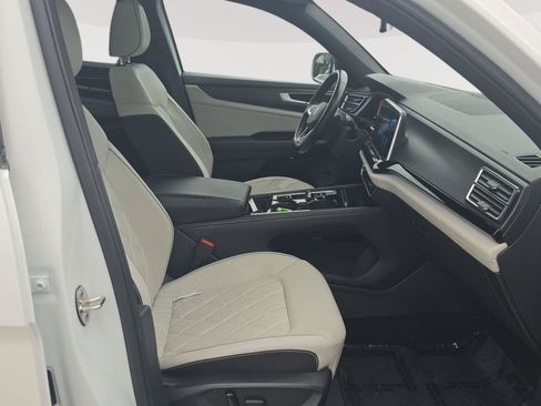 Certified 2024 Volkswagen Atlas Cross Sport SEL Premium R-Line AWD/4WD image 15