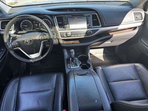 Used 2019 Toyota Highlander XLE AWD/4WD image 11