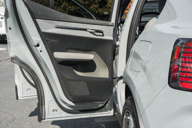 Certified 2025 Volvo EX30 Plus w/ Protection Package Premier AWD/4WD image 33