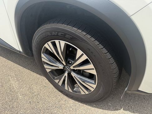 Used 2023 Nissan Rogue SV image 3