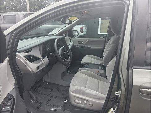 Used 2020 Toyota Sienna LE FWD image 16