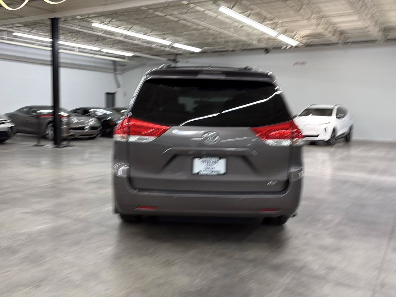 Used 2011 Toyota Sienna XLE w/ Premium Pkg FWD image 9