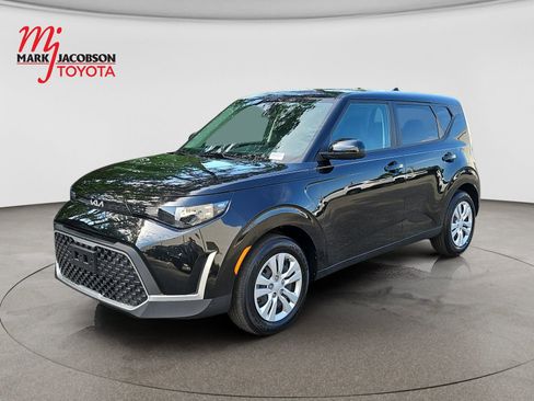 Used 2025 Kia Soul LX FWD image 1