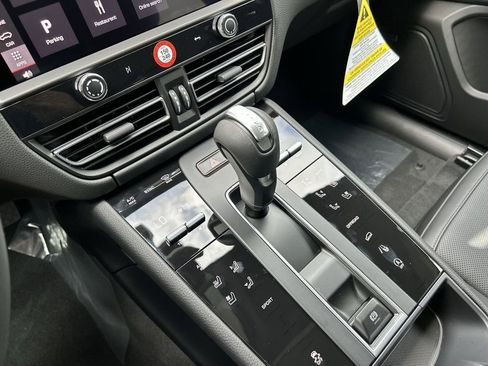 Certified 2025 Porsche Macan image 23