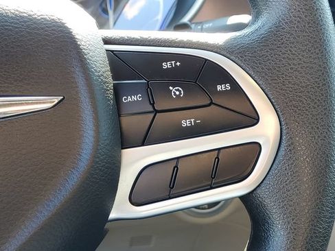Used 2017 Chrysler Pacifica Touring Plus w/ Tire & Wheel Group FWD image 21