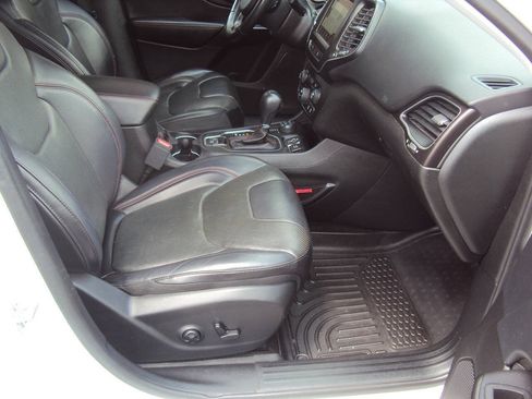 Used 2019 Jeep Cherokee Trailhawk AWD/4WD image 11