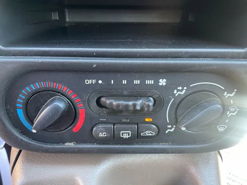 Used 2001 Saturn S-Series SC2 image 16