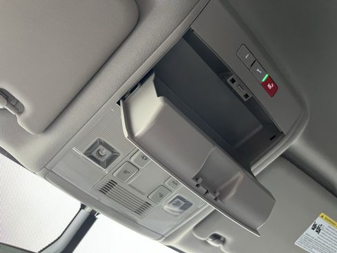 Used 2021 Volkswagen Atlas SE image 34