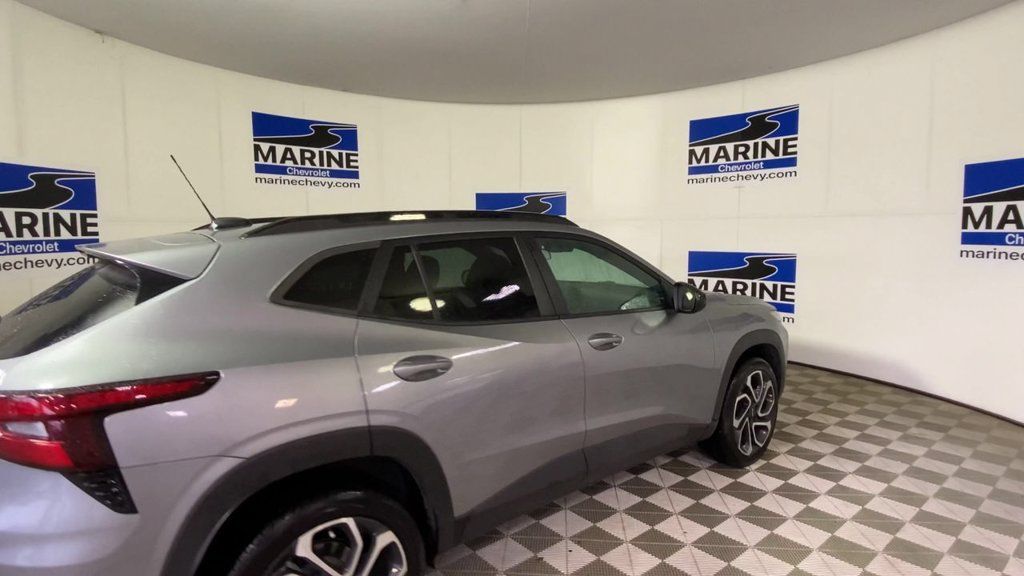 Used 2025 Chevrolet Trax RS w/ Driver Confidence Package FWD image 2