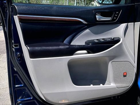 Used 2016 Toyota Highlander Limited Platinum image 26