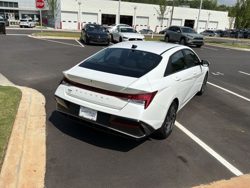Used 2025 Hyundai Elantra SEL FWD image 10