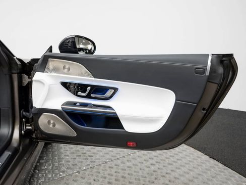 Used 2025 Mercedes-Benz SL 63 AMG 4MATIC image 39