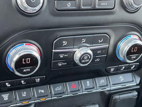 Used 2021 GMC Sierra 2500 AT4 w/ AT4 Preferred Package image 17