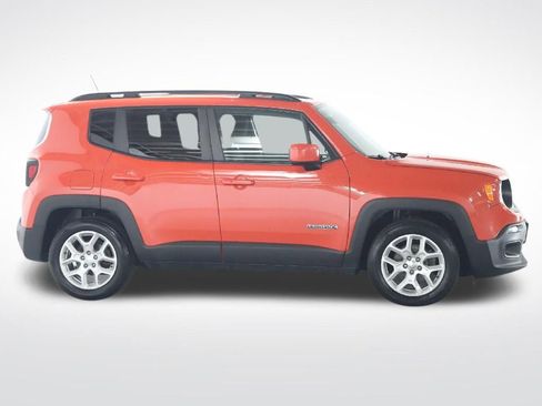 Used 2018 Jeep Renegade Latitude FWD image 12