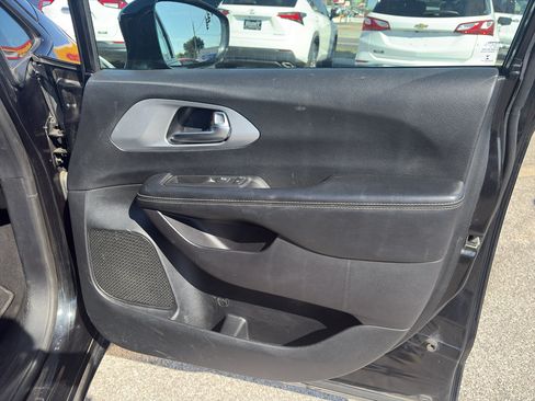 Used 2020 Chrysler Pacifica Touring w/ S Appearance Package FWD image 18