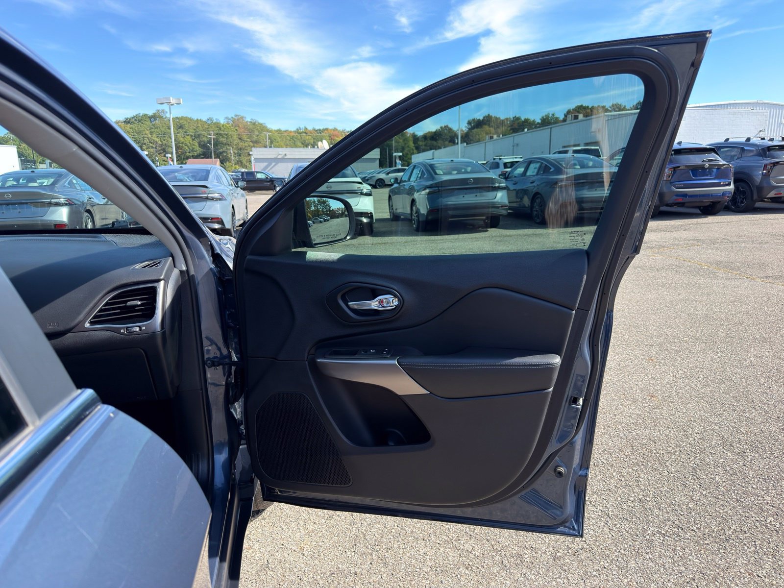 Used 2020 Jeep Cherokee Limited AWD/4WD image 36