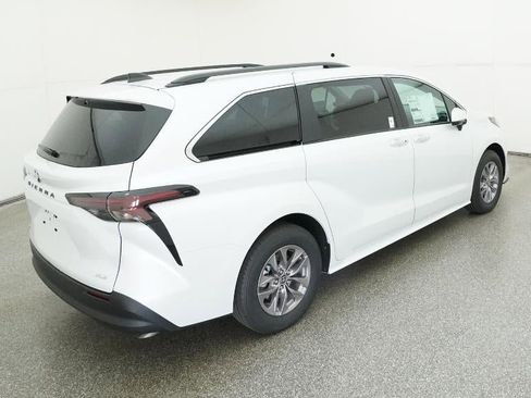 New 2026 Toyota Sienna XLE image 9