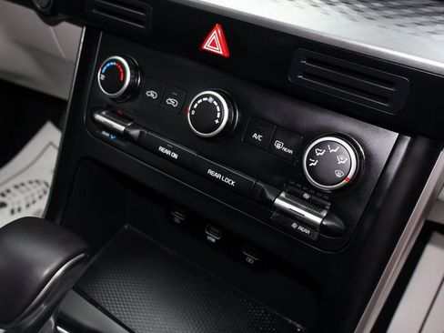 Used 2023 Kia Carnival LX image 10