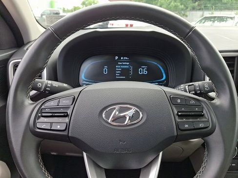 Certified 2025 Hyundai Venue SEL FWD image 25