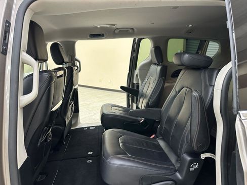 Used 2018 Chrysler Pacifica Touring-L Plus FWD image 34