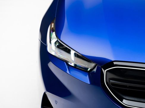 Used 2025 BMW M5 image 11