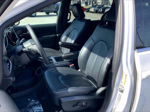 Used 2025 Chrysler Pacifica Select FWD image 8