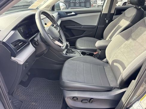 Used 2022 Volkswagen Taos SE w/ Panoramic Sunroof Package FWD image 22