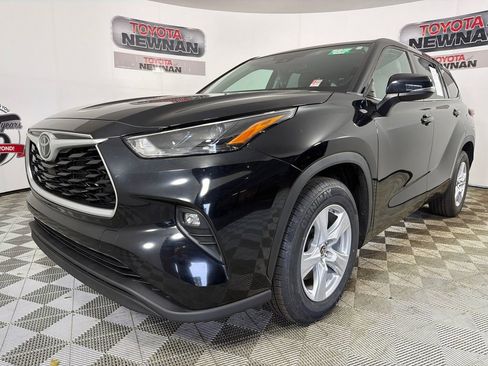 Used 2022 Toyota Highlander LE FWD image 7