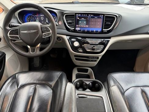 Used 2022 Chrysler Pacifica Touring-L FWD image 14