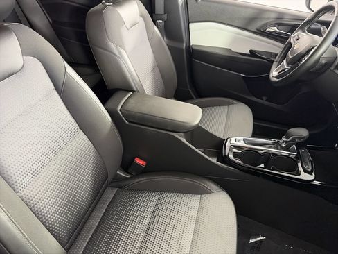 Used 2025 Chevrolet Trax LT w/ LT Convenience Package FWD image 23