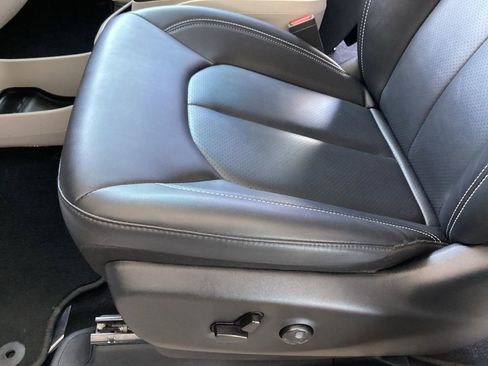 Used 2024 Chrysler Pacifica Limited FWD image 12
