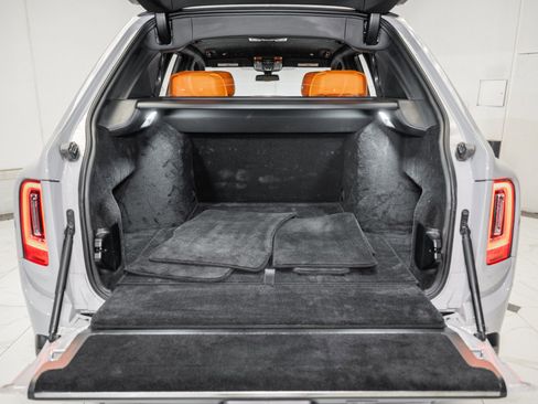 Used 2022 Rolls-Royce Cullinan w/ Dark Exterior Package image 9