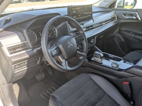 Used 2025 Mitsubishi Outlander SE AWD/4WD image 15