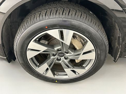 Used 2023 Audi e-tron Premium Plus w/ Premium Plus Package image 11