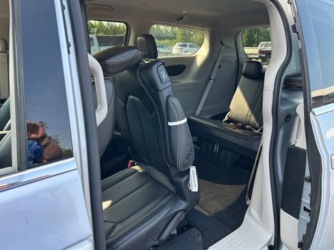 Used 2023 Chrysler Pacifica Touring-L AWD/4WD image 33