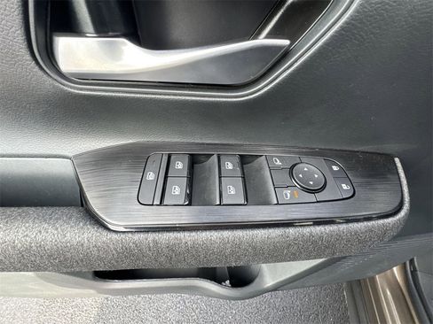 Used 2025 Nissan Kicks SV image 13