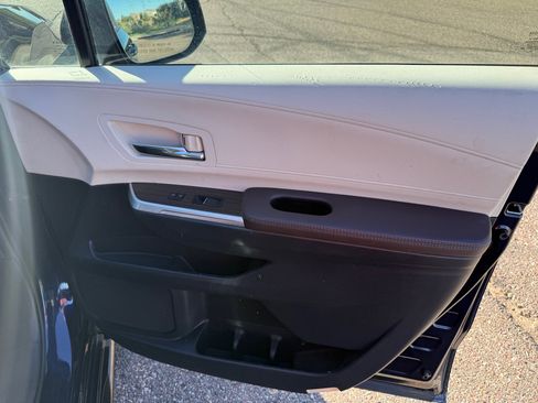 Used 2022 Toyota Sienna Platinum image 19