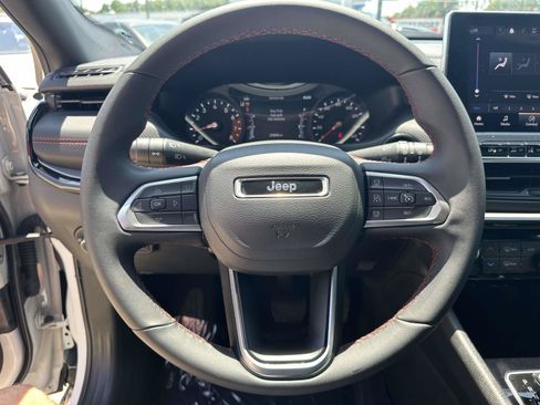 Used 2025 Jeep Compass Trailhawk AWD/4WD image 16