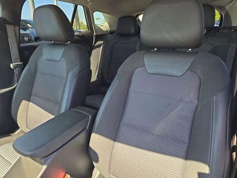 Used 2025 Chevrolet Trax LT w/ LT Convenience Package FWD image 21