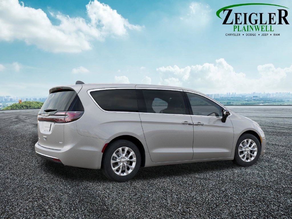 Used 2026 Chrysler Pacifica Select AWD/4WD image 4